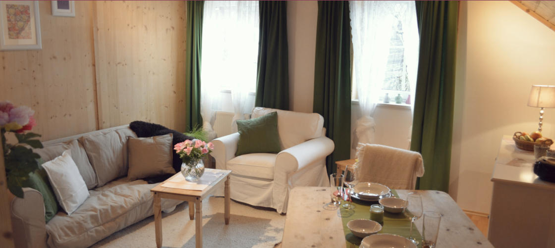 Wohn- und Essbereich der Ferienwohnung Röthelstein